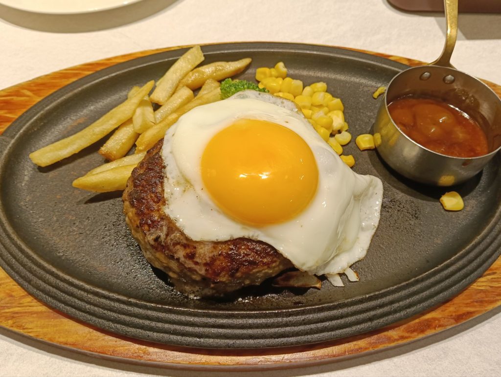 セントレア空港にある洋食店「ロイヤルホスト」で晩飯食べました (2025.8)